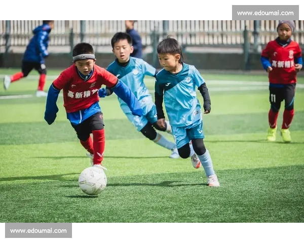 绿茵场上足球绝杀进球点燃全场激情瞬间传奇荣耀时刻震撼人心